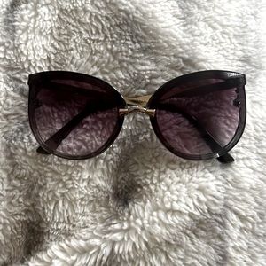 Round Sunglasses with Light Purple tint